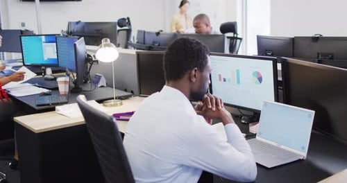 Groupe de gens d'affaires divers utilisant un ordinateur et se rendant au bureau, Ralenti