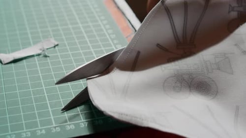 Cortar alrededor de un borde cosido de tela sobre una mesa con retroiluminación