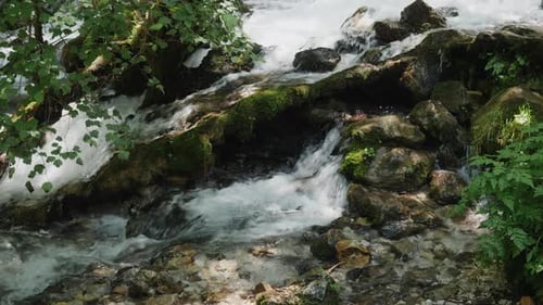 Eine Nahaufnahme des Flusses, der auf den Felsen fließt.