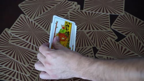 öffnende Suit of Wands-Karten auf geschlossenen Tarotkarten