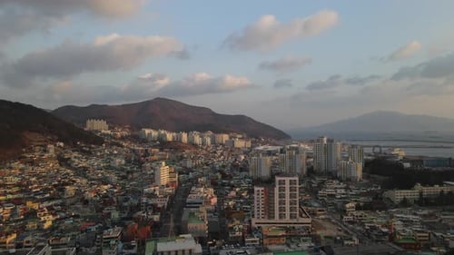 Bela paisagem aérea da cidade de Yeosu, Coreia do Sul. Luz da manhã em edifícios comerciais e residenciais