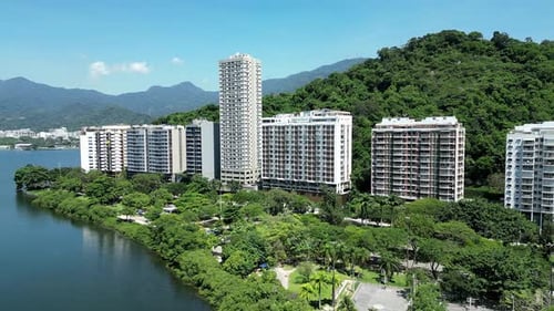 Edifícios costeiros na Lagoa Rodrigo de Freitas, no Rio de Janeiro, Brasil.