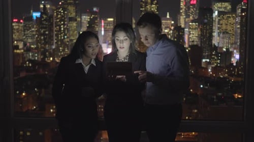 Gruppe multikultureller, vielfältiger junger Geschäftsleute, die sich in der Stadt treffen