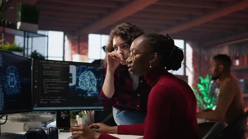 Teamarbeitende Ingenieure programmieren fortgeschrittene KI-Algorithmen im Startup