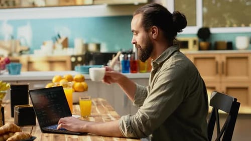 Ein Programmierer entwickelt Webcode-Softwaresysteme auf einem Laptop