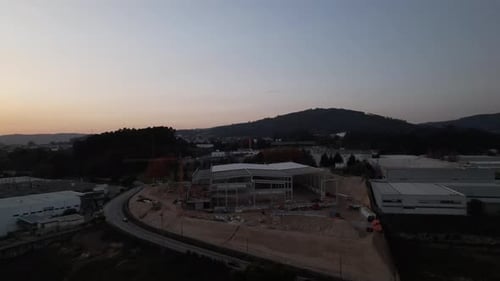 Sitio de construcción al atardecer