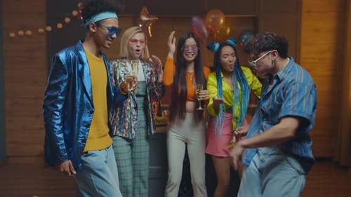 Grupo de amigos fazendo festa em casa