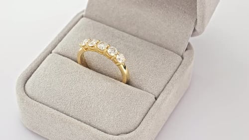 Verlobungsring mit Diamant