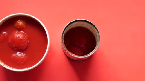 Tomates en conserve dans un bol