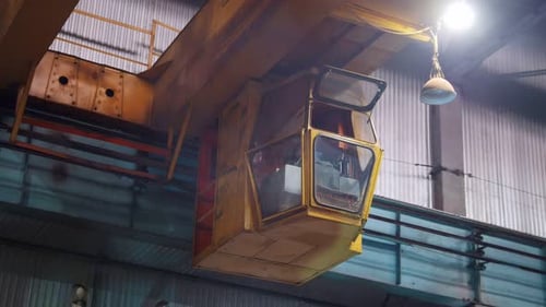 Concept industriel Un homme contrôle la grande grue industrielle