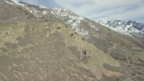 Panorama vers le haut à travers les montagnes enneigées