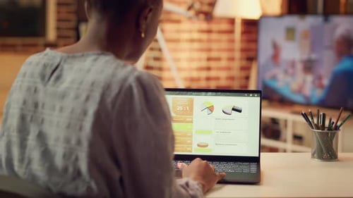 Telearbeiter recherchiert Online-Daten