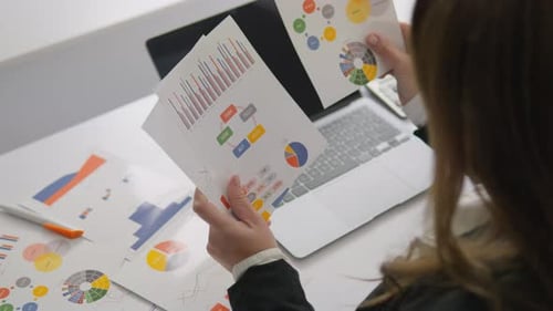 El emprendedor enérgico se centra en analizar datos y planificar un negocio exitoso