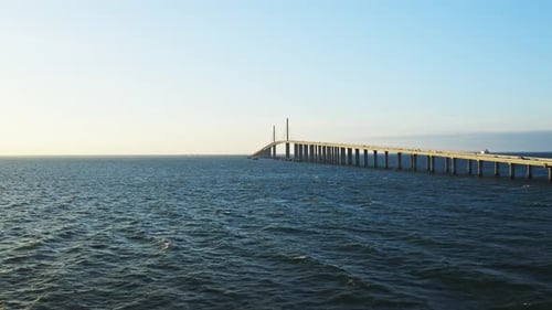 Ponte Sunshine Skyway que se estende sobre as águas azuis profundas do Golfo — vista aérea