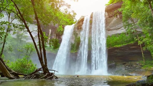 Spektakulärer Wasserfall, der von einer hoch aufragenden Klippe herabstürzt.