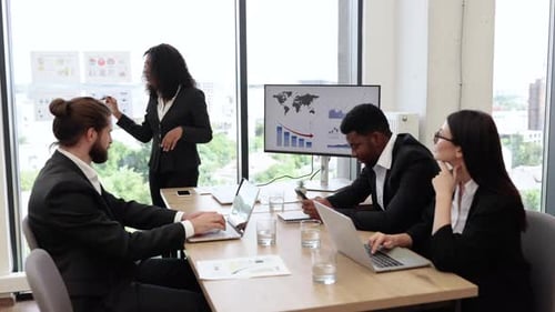 Geschäftsteam analysiert Finanzdaten während des Meetings