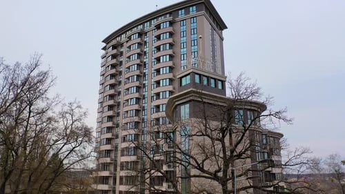 Neuer Block moderner Wohnungen mit Balkonen und blauem Himmel im Hintergrund