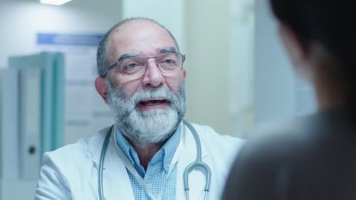 Médico generalista senior que brinda consulta a un paciente en la clínica