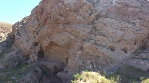 Vue aérienne d'anciennes grottes rocheuses