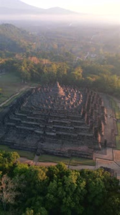 Vue aérienne du temple de Borobudur entouré d'une jungle luxuriante, centre de Java, Indonésie
