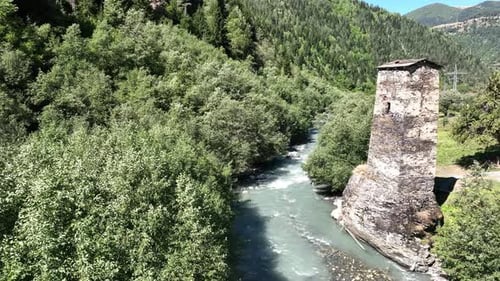 Luftaufnahme des Turms der Liebe im Dorf Kala, Sveneti, Georgia 2022
