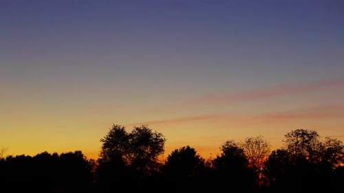 El colorido resplandor del crepúsculo después de la puesta del sol.