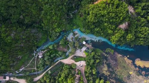 Luftaufnahme und Drohnenaufnahme des Kaltwasserflusses The Blue Eye oder Syri i Kalter in den Bergen