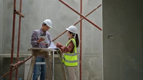Los ingenieros y la arquitectura inspeccionan y supervisan la construcción de los muros y cimientos de los edificios