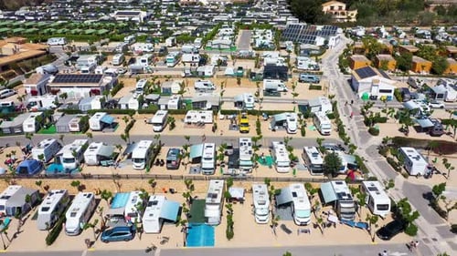 Drohnenaufnahmen der schönen Stadt Benidorm in Spanien, die Reihen von geparkten Wohnwagen zeigen