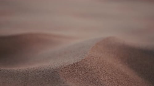 Sand tanzt im Wüstenwind. Ruhige Bewegung, natürliche Schönheit und ruhige Szenen. Ideal für Nat