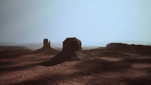 Paysage désertique avec une majestueuse formation rocheuse au premier plan