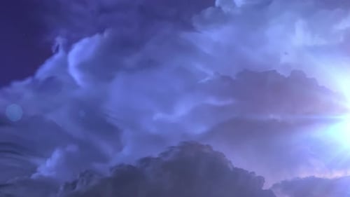 nuages et soleil dans un ciel bleu vif