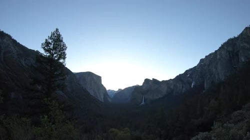 Sunrise timelapse in Yosemite Valley from Tunnel View with view of Bridalveil Falls, El Capitan, and