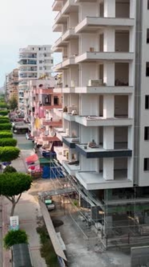Vídeo vertical, vista aérea, obra de construcción, obra en obra