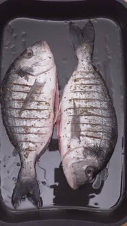 Vorgang des Garens und Servierens von Fisch Ablauf des Garens von Fisch im Ofen von seiner Reinigung und