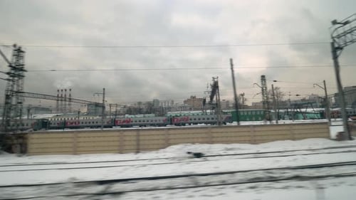 Mit Zügen an den Bahngleisen vorbeifahren Russland
