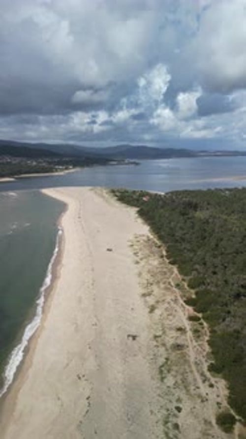Vista aérea de la serena playa de Camarido, Caminha, Viana do Castelo, Portugal.
