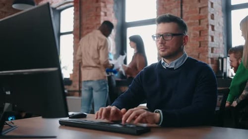 Des gens travaillent dans un bureau moderne Portrait d'un homme intelligent chez un économiste informatique ou un analyste financier