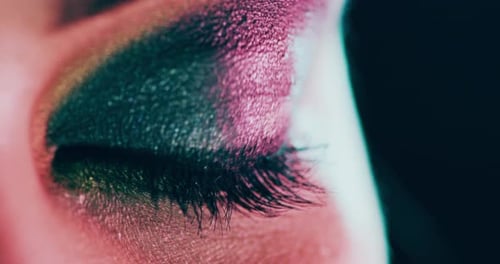 Œil, maquillage et art d'une femme créative en gros plan et zoom d'un fard à paupières artistique ou d'un cosmétique