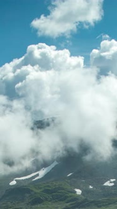Alpes suisses montagneuses à la verticale