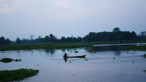 Aktivitäten südostasiatischer Männer, die auf traditionellen Holzbooten fahren, um Fische zu fangen