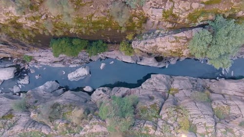 Drohnenaufnahmen eines Gebirgsflusses in einer Schlucht