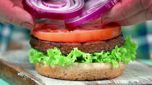 Crafting Delicious Burger: Adding Fresh Red Onion Rings