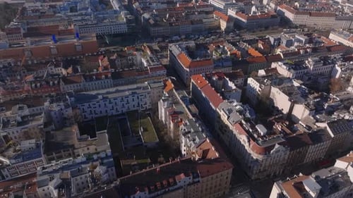 Vue en angle élevé du développement urbain dans les arrondissements urbains résidentiels d'une grande ville vieille à plusieurs étages