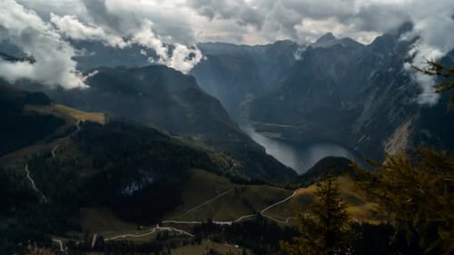 cliché en Laps de temps depuis le sommet des montagnes de Koenigssee, dans les montagnes de Berchtesgaden, Allemagne