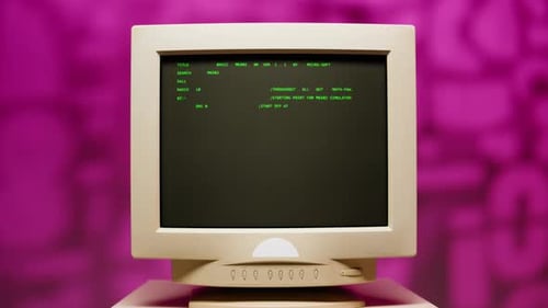 PC rétro avec console de chargement Programmeur créant des scripts, écran de base vert, ancien studio informatique