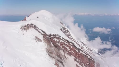 Mount Rainier, Washington, alrededor de 2019. Vista aérea del monte Rainier. Disparado desde un helicóptero con Cin...
