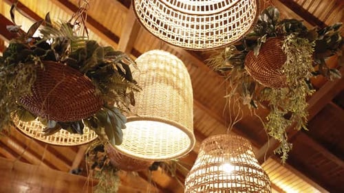 Linterna de mimbre para decoración de boda en el techo