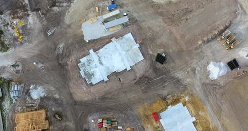Inicio de las obras de construcción en terreno preparado Gran sitio de construcción con equipos dispersos en