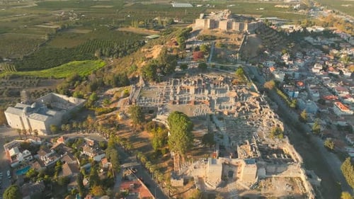 Vue fantastique sur les vieux bâtiments de la ville historique de Selçuk en Turquie, soleil, Drone aérien